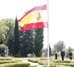 Sus Majestades los Reyes, acompañados de sus hijas, durante la ceremonia de arriado de bandera que tuvo lugar en el Palacio de La Zarzuela con ocasión